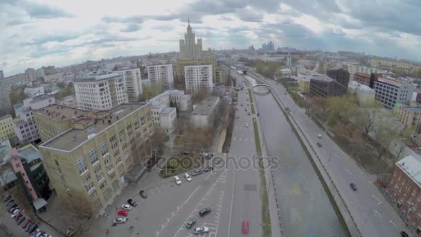 Stadsbilden med transport trafik på kajen Yauza floden — Stockvideo