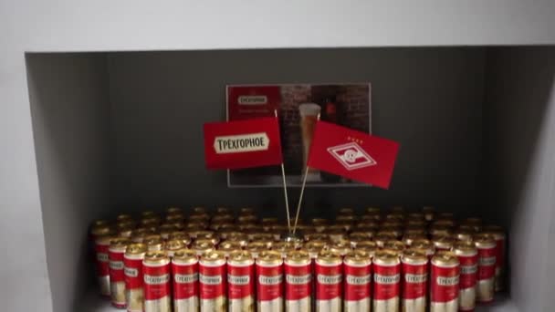 Latas de cerveza Trehgornyi en estantes grises — Vídeo de stock