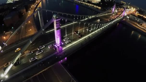 Bilar rida av Krim-bron på kvällen — Stockvideo