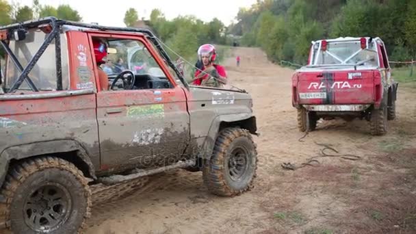 Schmutziges Auto und Fahrer im Offroad-Wettbewerb — Stockvideo