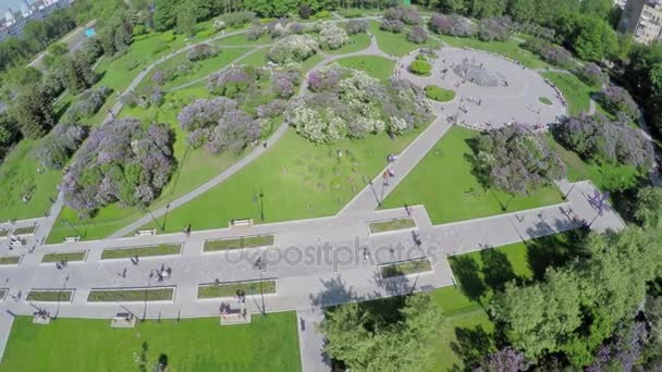 Люди прогуливаются по аллеям сада Сирени — стоковое видео