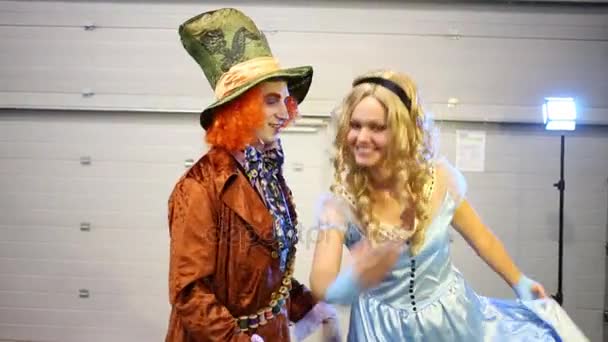 Pair in costumes the Mad Hatter and Alice — Stock Video