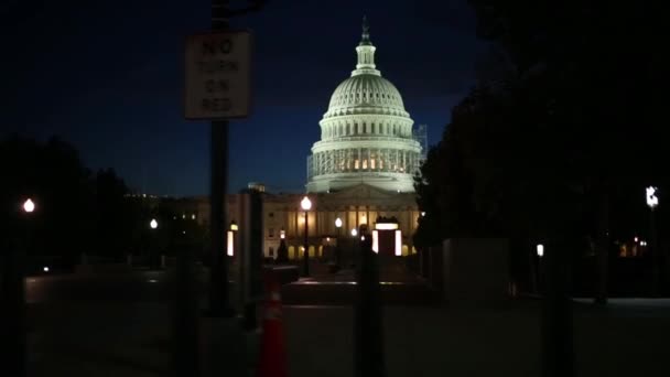 Hermoso capitolio con iluminación en la noche oscura — Vídeos de Stock