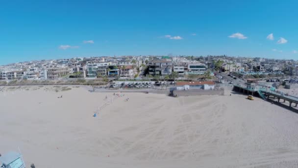 Ludzie chodzą przez Manhattan Beach Pier — Wideo stockowe