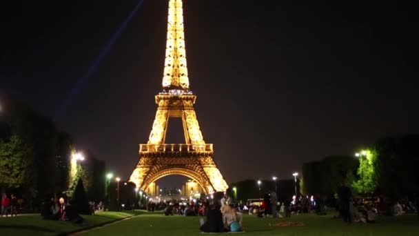 Torre Eiffel à noite em Paris — Vídeo de Stock