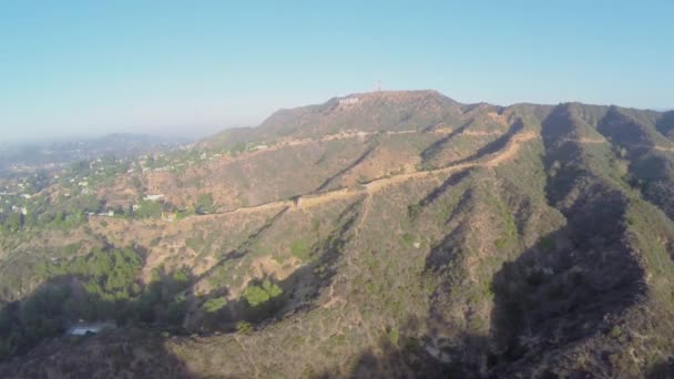 Montanhas com estrada e placa de Hollywood — Vídeo de Stock