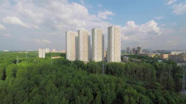 Complexo residencial contra a paisagem urbana — Vídeo de Stock