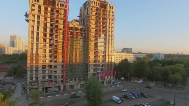 Site de construction du complexe d'habitation avec grues — Video