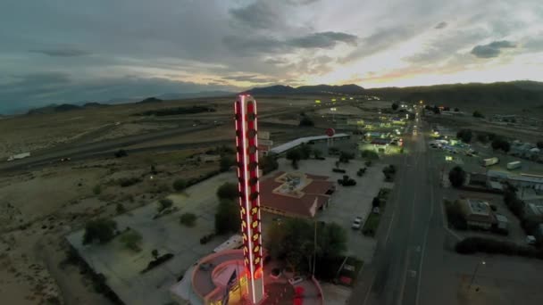 Largest thermometer on road station near highway — Stock Video