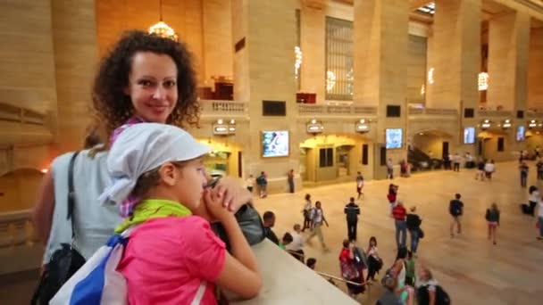 Kvinna och flicka i Grand Central Terminal — Stockvideo