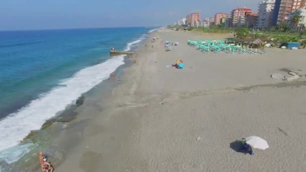 Deniz plaj yakınındaki kıyı kenti karayolu — Stok video