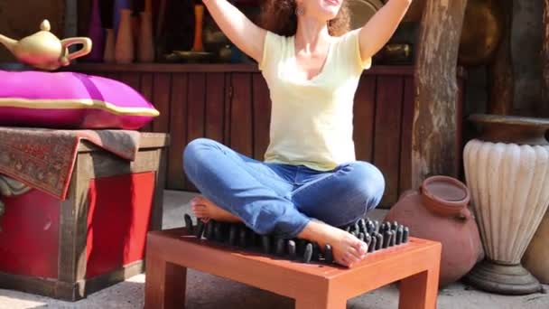 Kvinna poserar som yoga i arabiska miljö — Stockvideo
