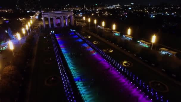 Stadtbild und vdnh Hauptstraße mit Menschenmassen — Stockvideo