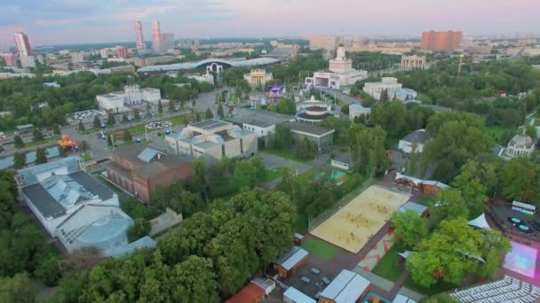 Всероссийский выставочный центр с городским портом — стоковое видео