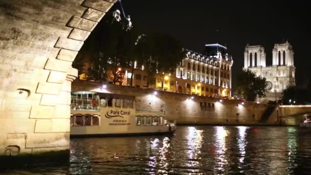 Лодка плывет из-под моста Сен-Мишель — стоковое видео