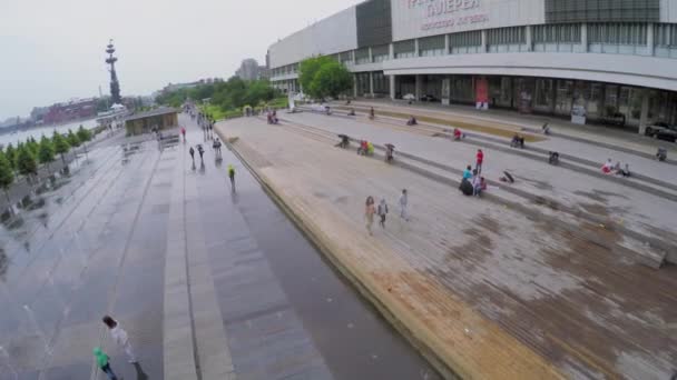 Сухой фонтан на набережной с людьми — стоковое видео