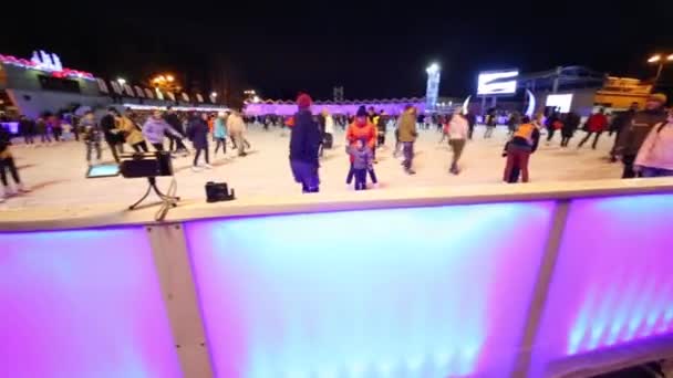 Les gens patinent à la patinoire dans le parc Sokolniki — Video