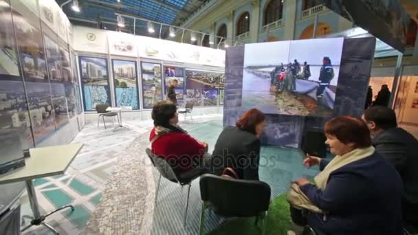 Visitors watching movie in Gostiny dvor — Stock Video