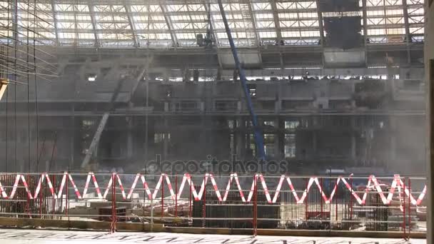 工人在卢日尼基体育场的阳台上移动 — 图库视频影像