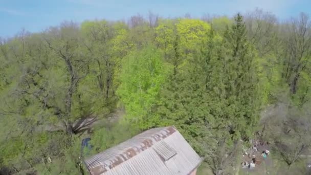 Заміський будинок біля лісу з міським пейзажем — стокове відео