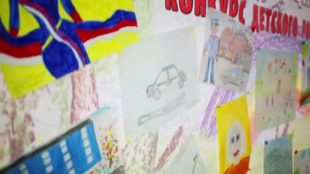 Desenhos de crianças no escritório da polícia — Vídeo de Stock