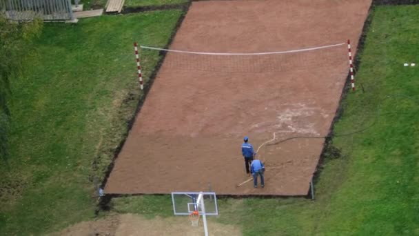 Werknemers giet een nieuwe volleybalveld — Stockvideo