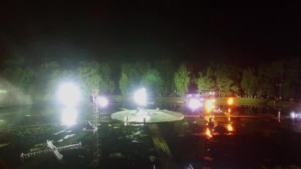 Сценическое и световое оборудование на пруду во время фестиваля искусств — стоковое видео