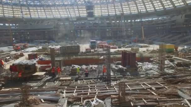 Vários trabalhadores no canteiro de obras do estádio de futebol Luzhniki — Vídeo de Stock