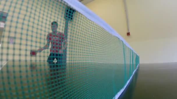 Hombres y un adolescente jugando ping-pong — Vídeos de Stock