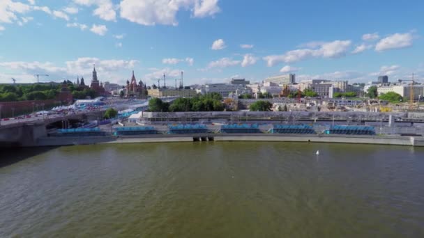 Muelle con pista de carreras de Fórmula E no muy lejos del complejo del Kremlin — Vídeo de stock