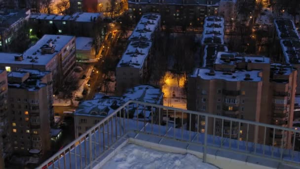 Muž na střeše dělá obrázek noční město — Stock video