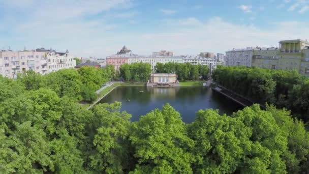 Parc avec étang Patriarshy parmi les plantes et les maisons — Video