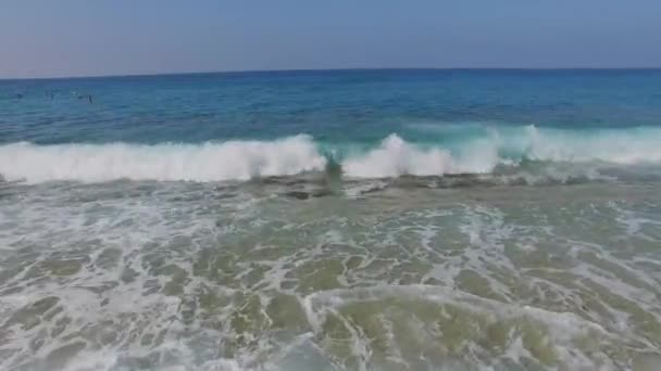 Sea waves and people which swim — Stock Video