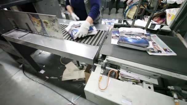 Worker folding journals in shop floor — Stock Video