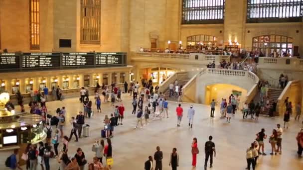 Menschen bewegen sich im großen Hauptbahnhof — Stockvideo