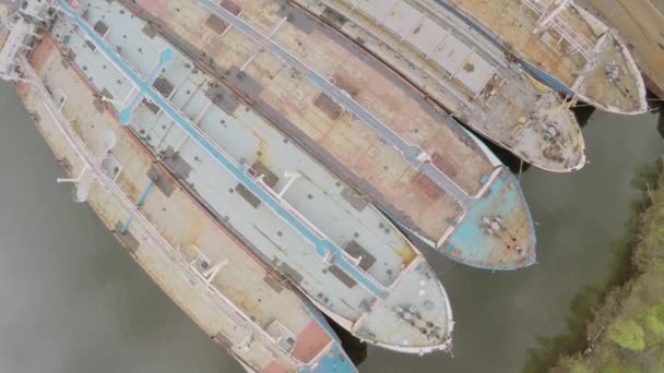 Количество танкеров на причале в реке Волге — стоковое видео