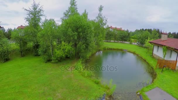 Piccolo stagno vicino casa di campagna — Video Stock