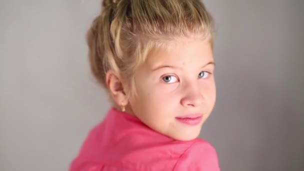 Baş ve gülümsüyor kız saç modeli ile döner — Stok video