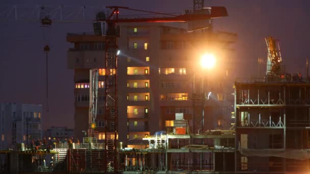 Sitio de construcción de la casa residencial por la noche — Vídeos de Stock