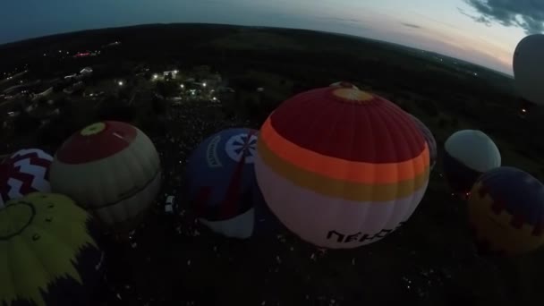 Воздушные шары, летящие с поля — стоковое видео