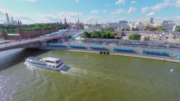 Корабль плывет рядом с мостом и набережной с рельсами — стоковое видео