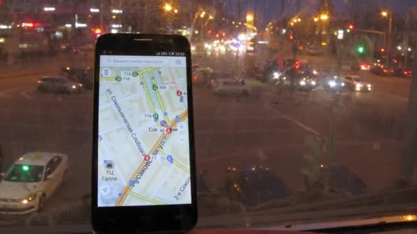 Teléfono mostrando el movimiento de los vehículos en el mapa — Vídeos de Stock