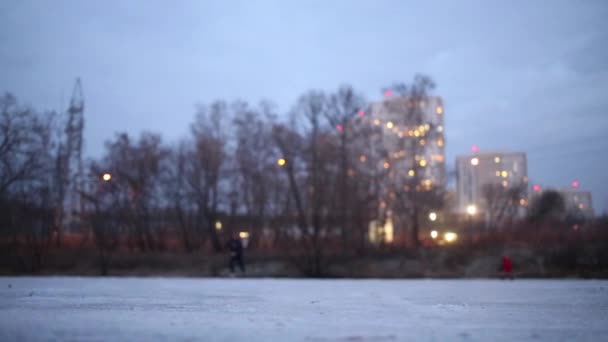 男はスケートし、優雅に低下 — ストック動画