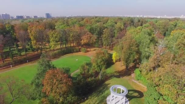 Сад Останкино с антикварным круглым зданием — стоковое видео