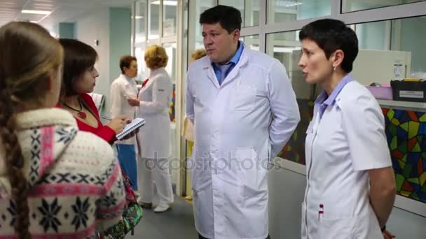 Médicos hablando con la prensa en el Hospital de la Ciudad — Vídeos de Stock