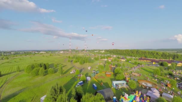 Táj, a mezők fölött repül hőlégballonok — Stock videók