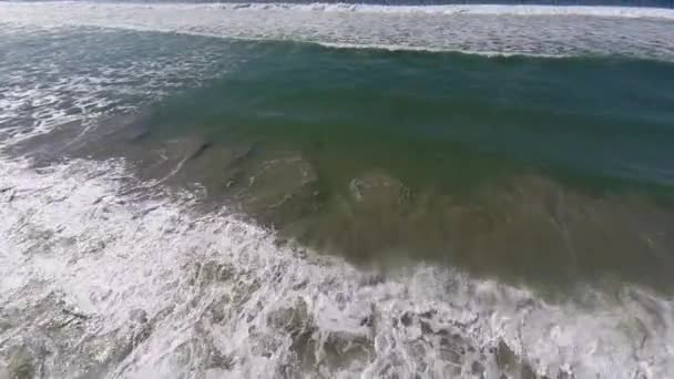 Acqua ondulata dell'oceano Pacifico nella giornata di sole — Video Stock