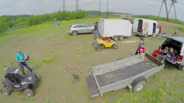 Equipos de carreras preparándose para la competición — Vídeo de stock