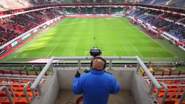Cameraman met camera stadium locomotief — Stockvideo