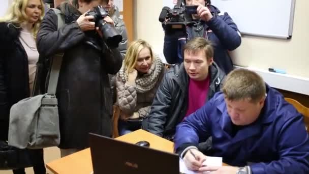 Reportrar i polisen i nordöstra distriktet i Moskva — Stockvideo